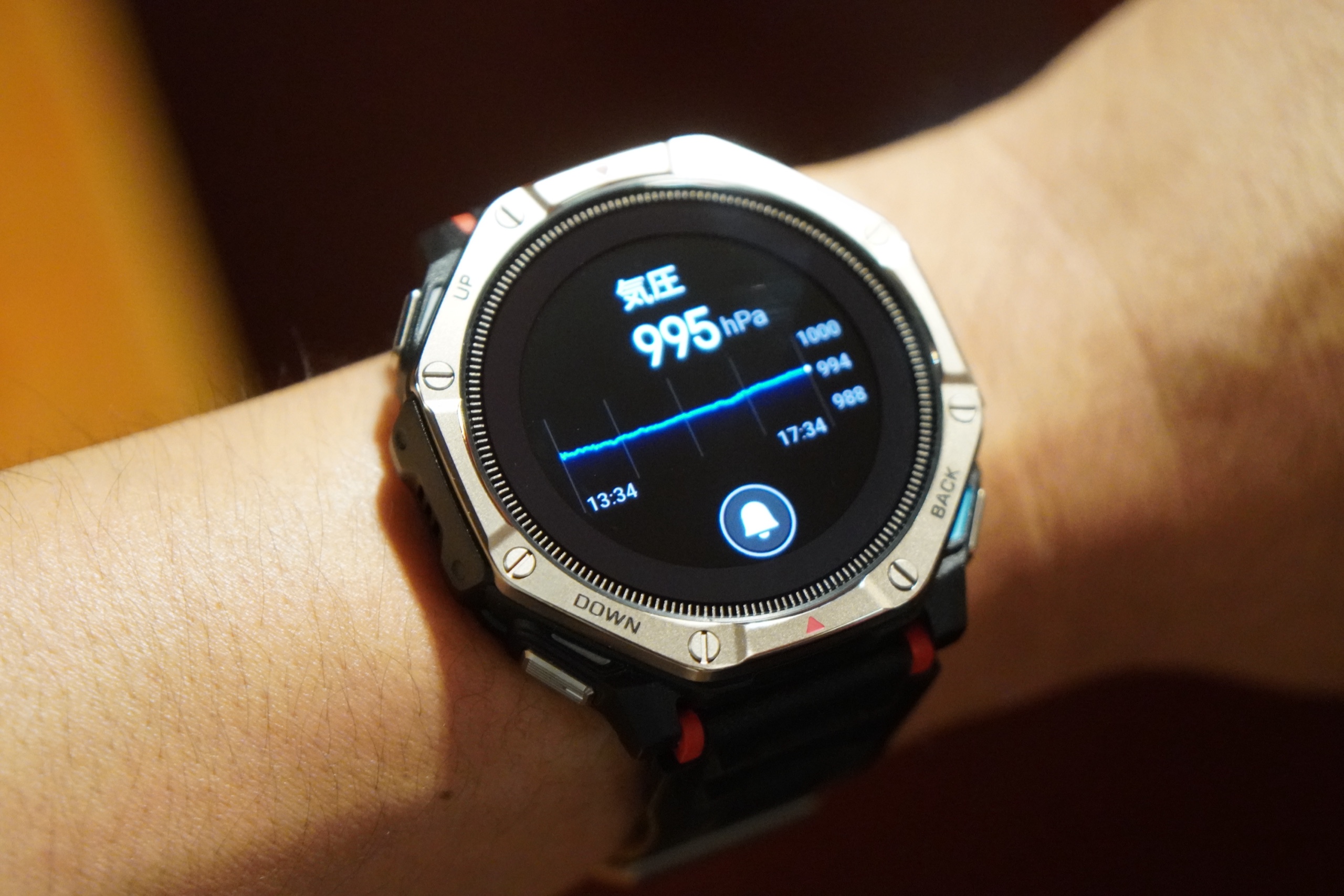 T-Rex Dual Solarの気圧画面。995hPaと表示され、4時間分の気圧のグラフが出ている