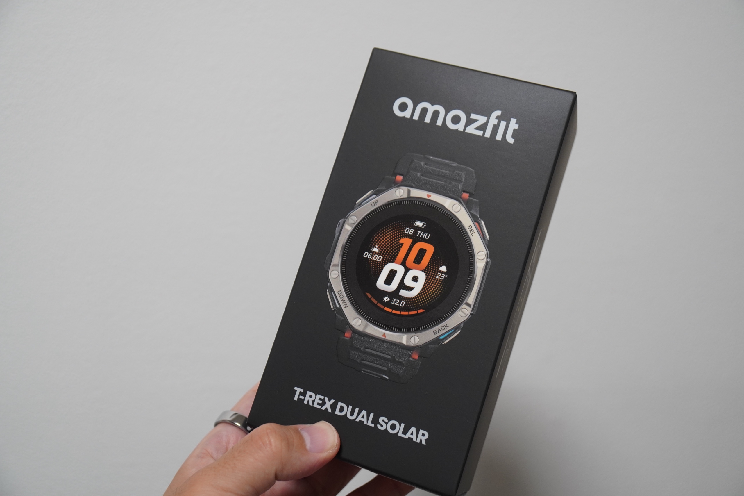 Amazfit T-Rex Dual Solarの黒い化粧箱