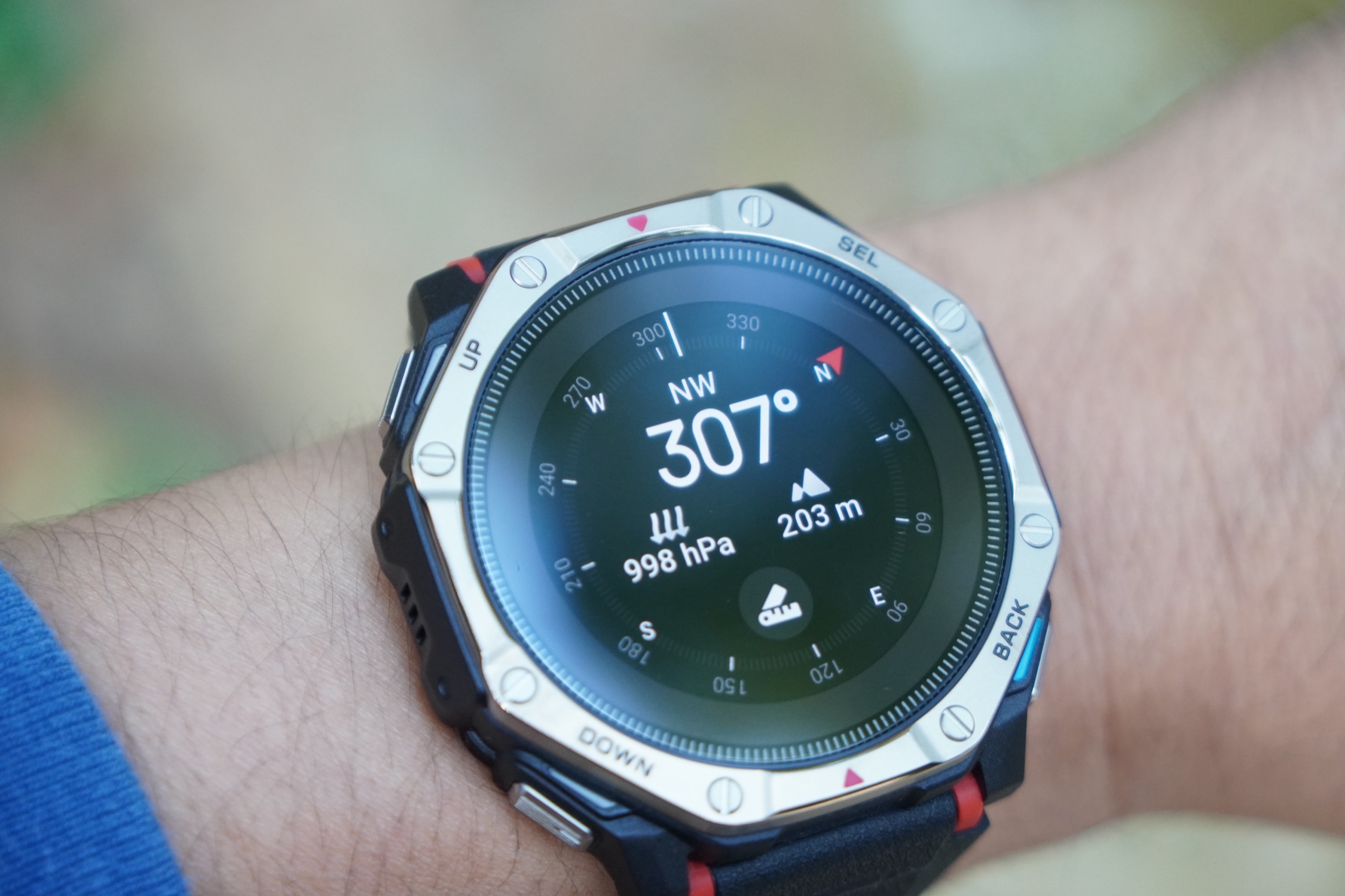 T-Rex Dual Solarのコンパス画面。北西307度、気圧998hPa、高度203mと表示されている