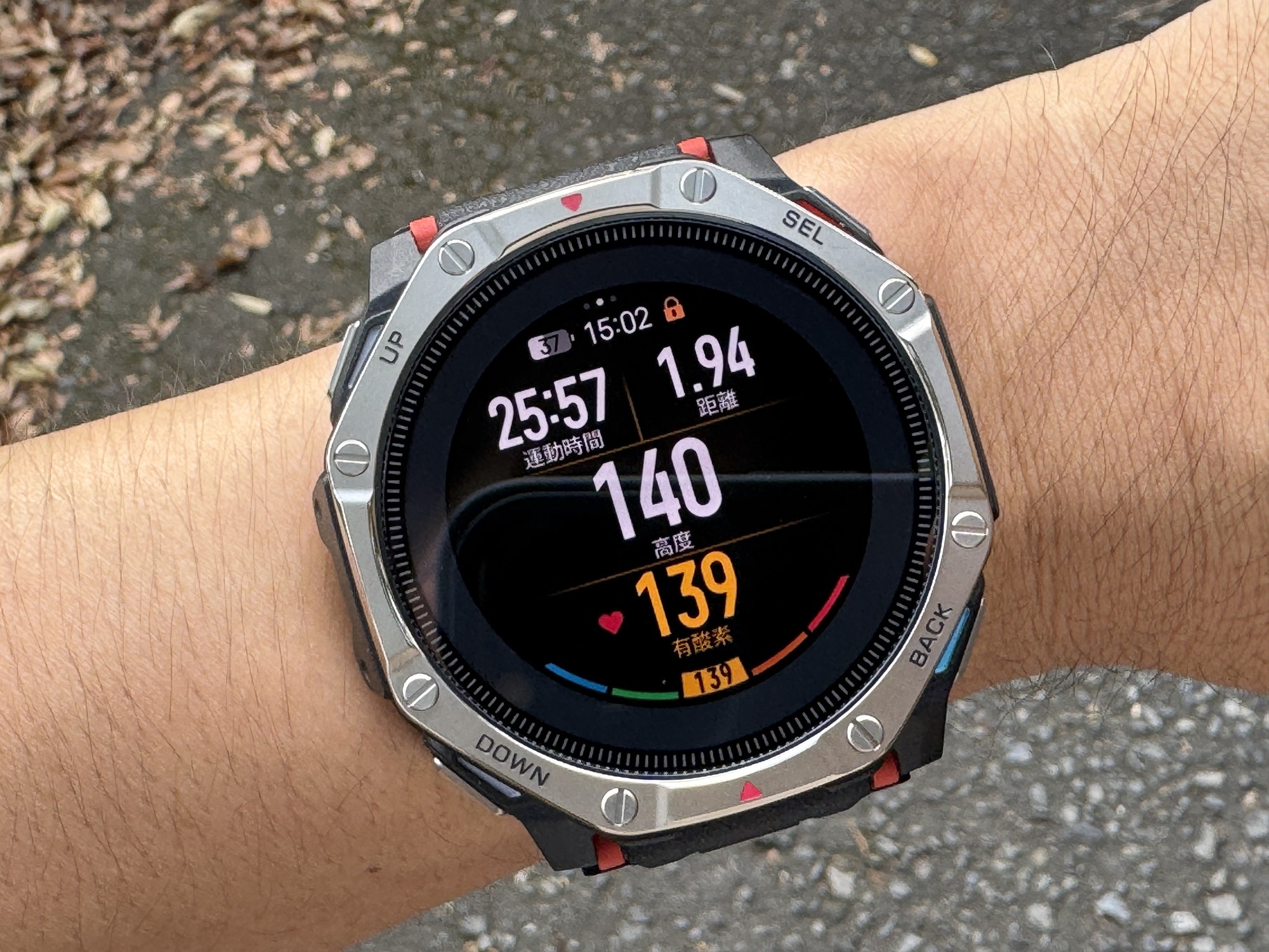 ハイキングを記録中のT-Rex Dual Solar。運動時間25分57秒、距離1.94km、高度140m、心拍数139と表示されている