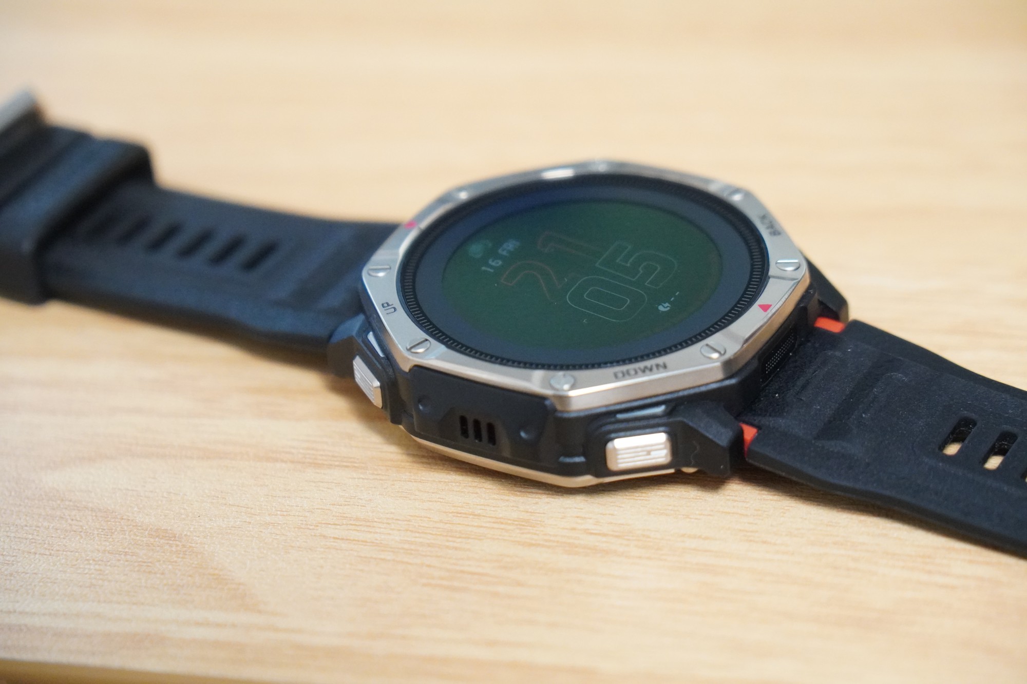 横から見たAmazfit T-Rex Dual Solar。左側の面にUPとDOWNのボタンが並んでいる