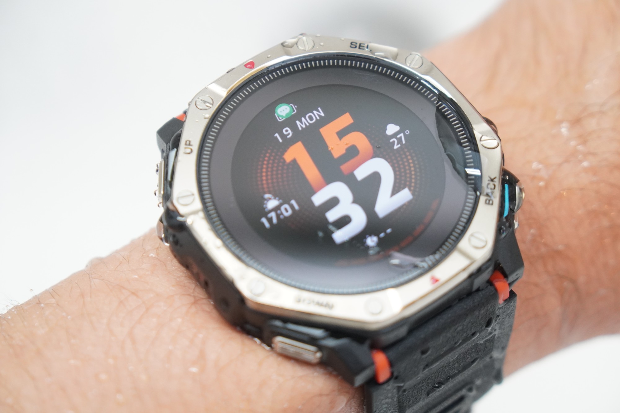 水をかけたあとのAmazfit T-Rex Dual Solar。水滴の付いた画面に15時32分と天気が表示されている