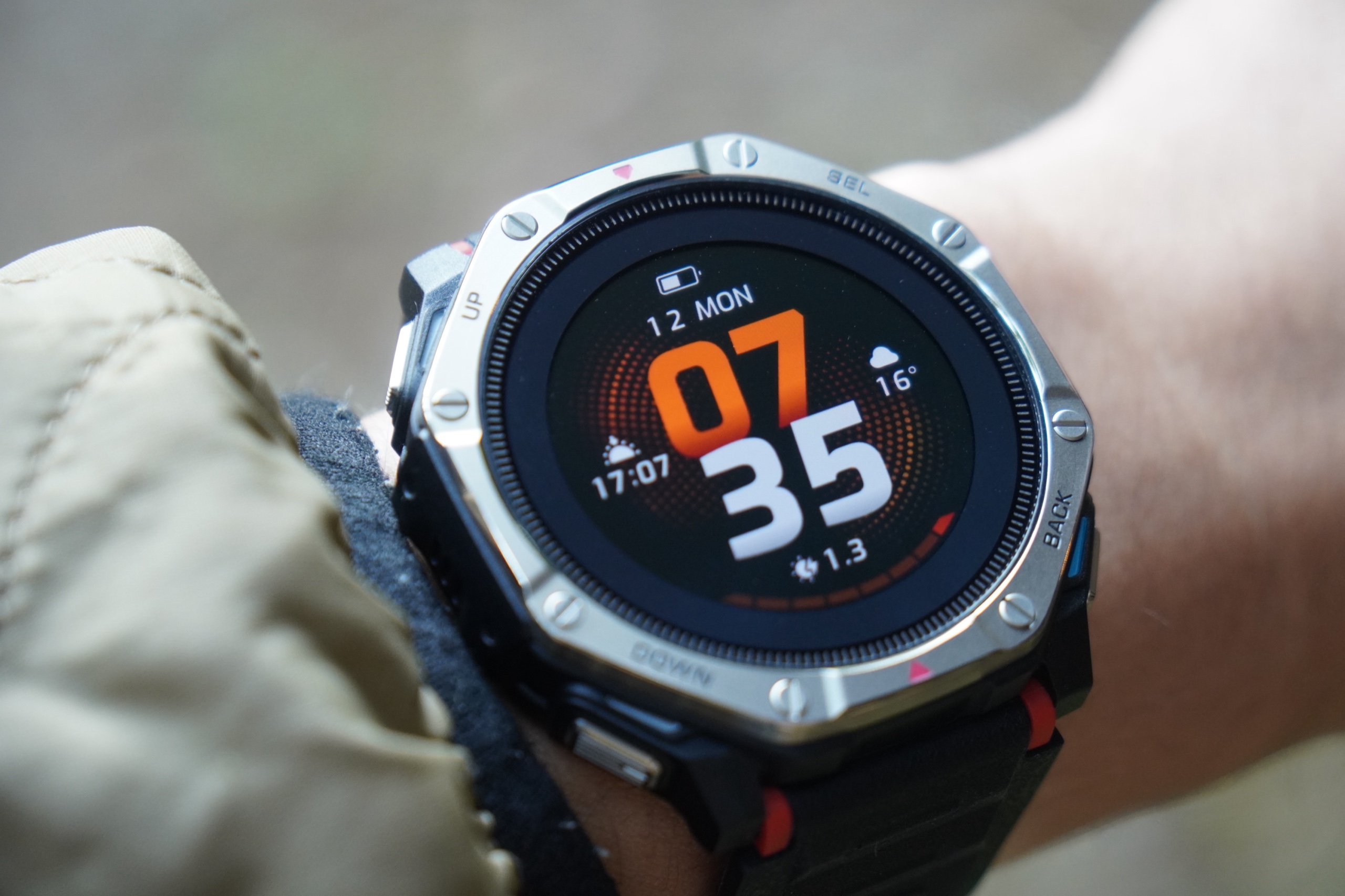 屋外で手首に着けたT-Rex Dual Solar。文字盤に7時35分と表示されている