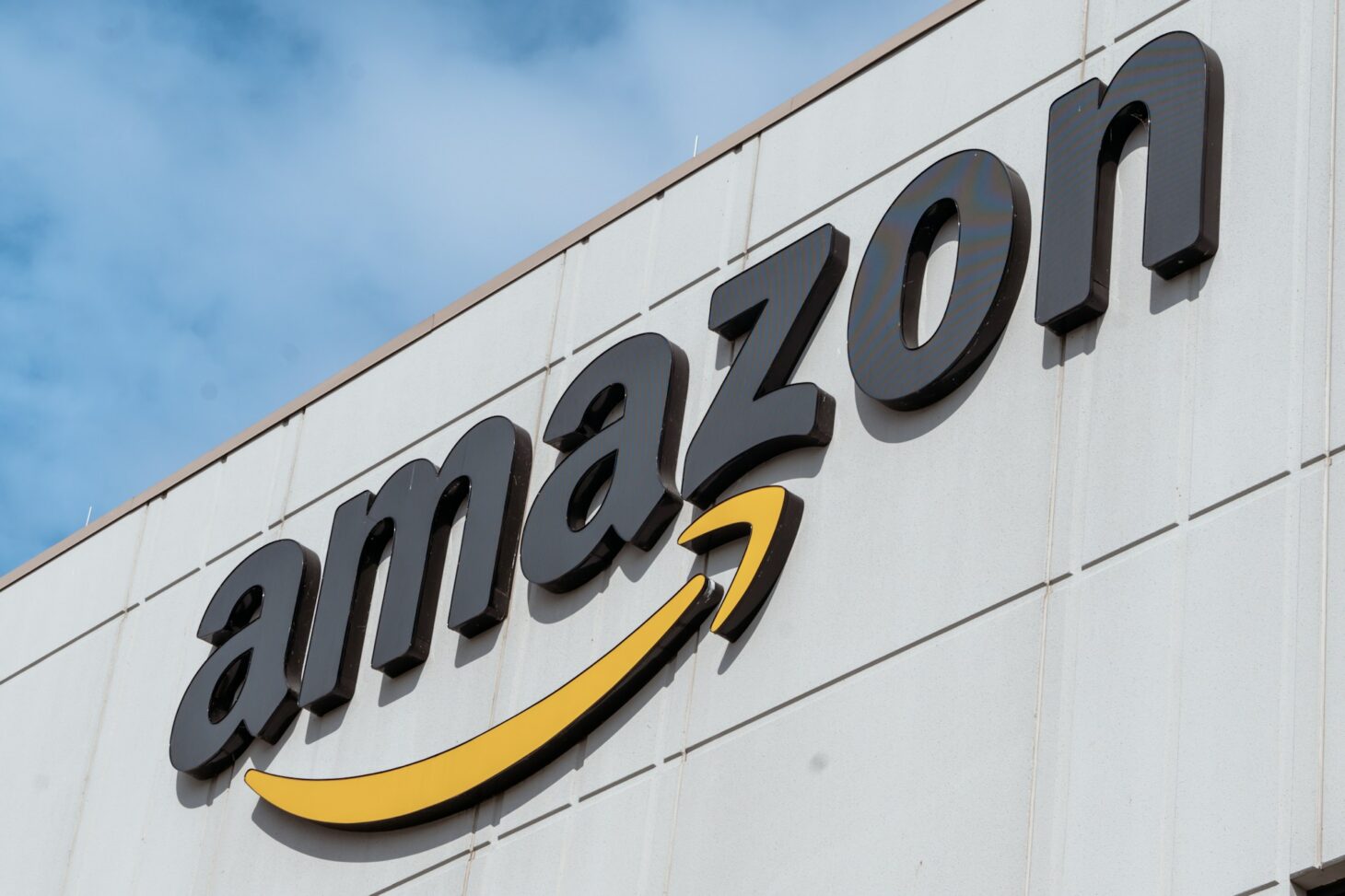 建物の壁に掲げられたAmazonのロゴ