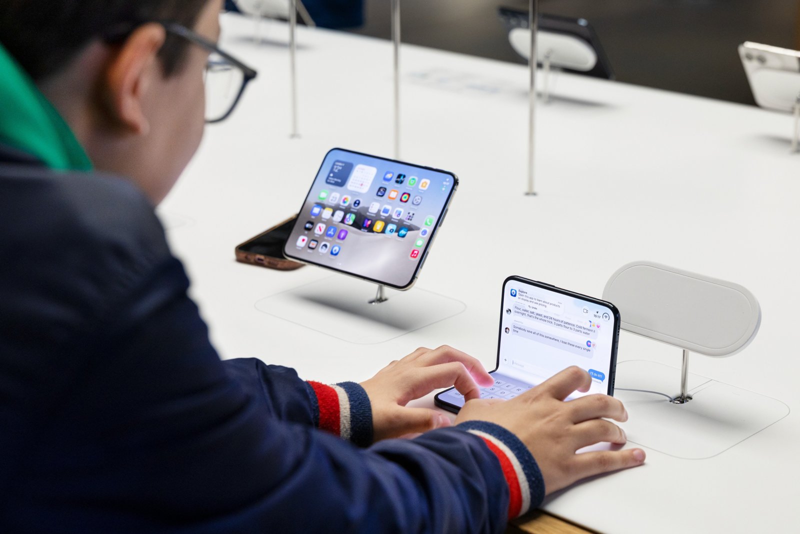 Apple Covent Gardenの展示台で開いたiPhone Duoを触るお客様
