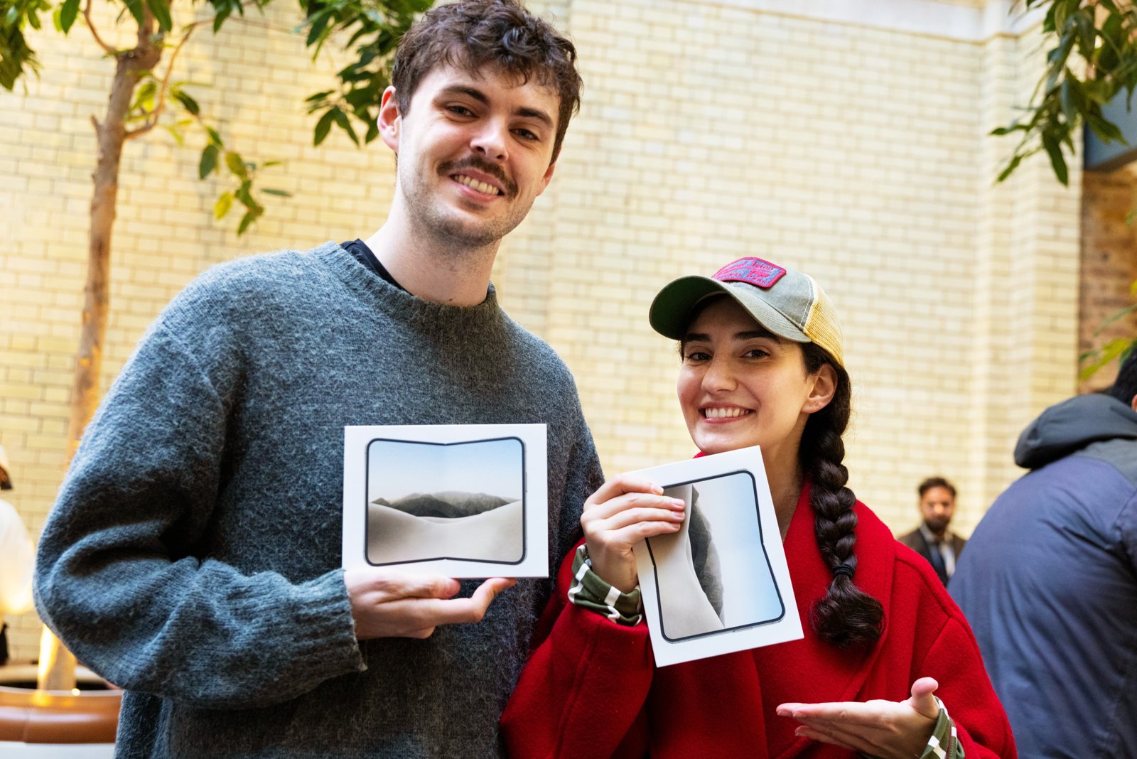 Apple Covent GardenでiPhone Duoの箱を見せる2人のお客様
