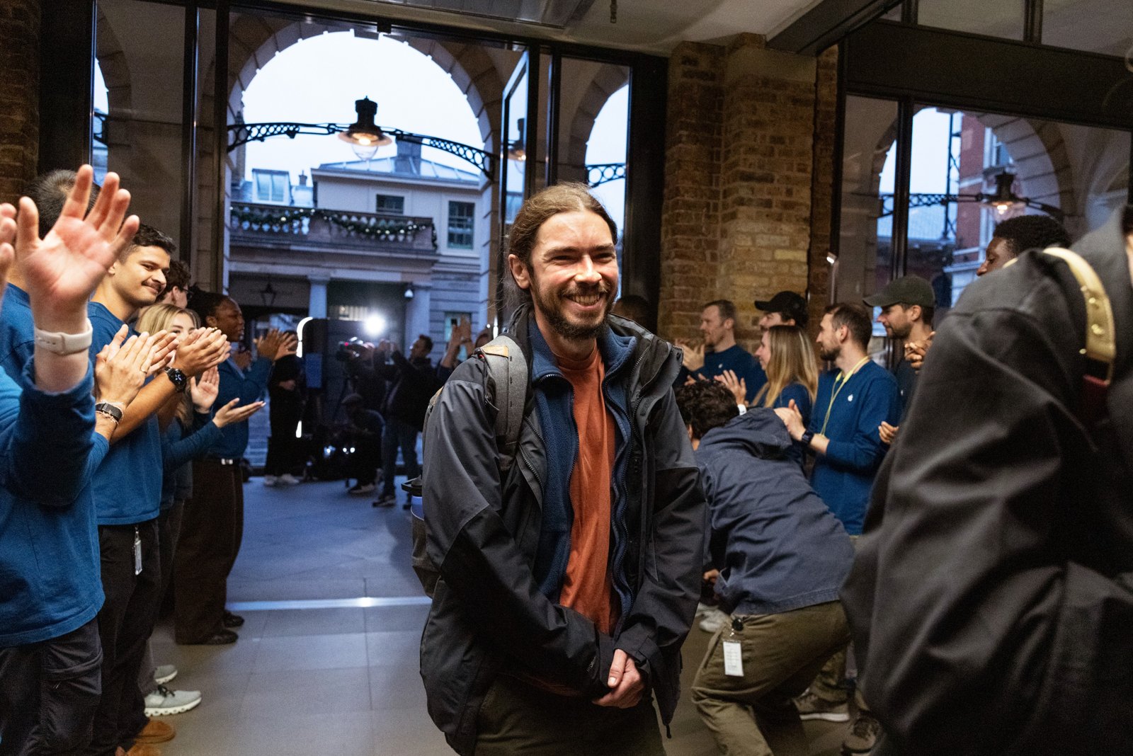 Apple Covent Gardenで拍手するスタッフに迎えられる最初のお客様