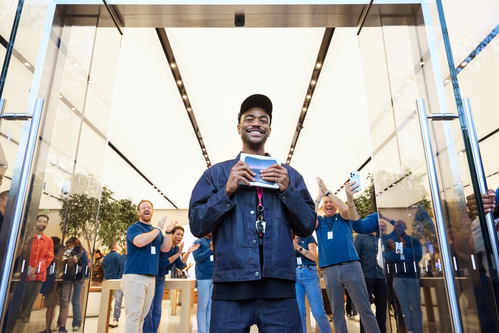Apple Domain NORTHSIDEでiPhone Duoを最初に買ったお客様が箱を手に入口に立つところ