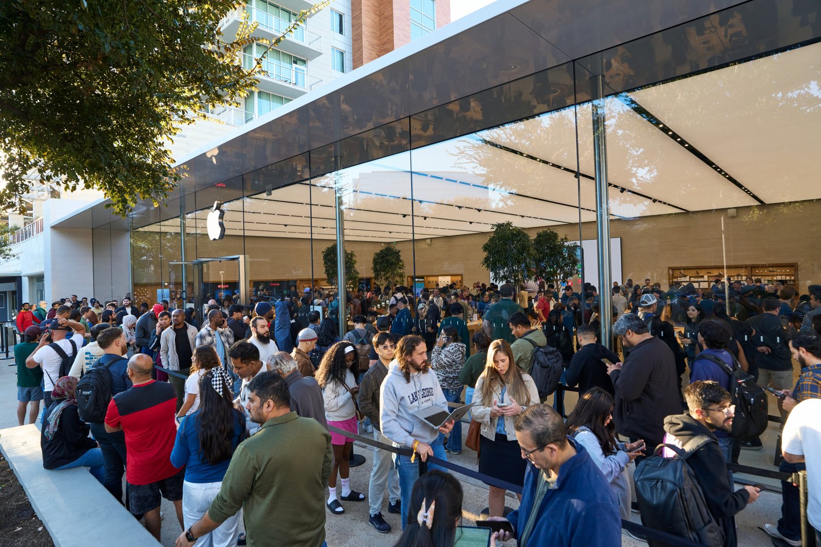 Apple Domain NORTHSIDEの店の前にできたiPhone Duoを待つ行列