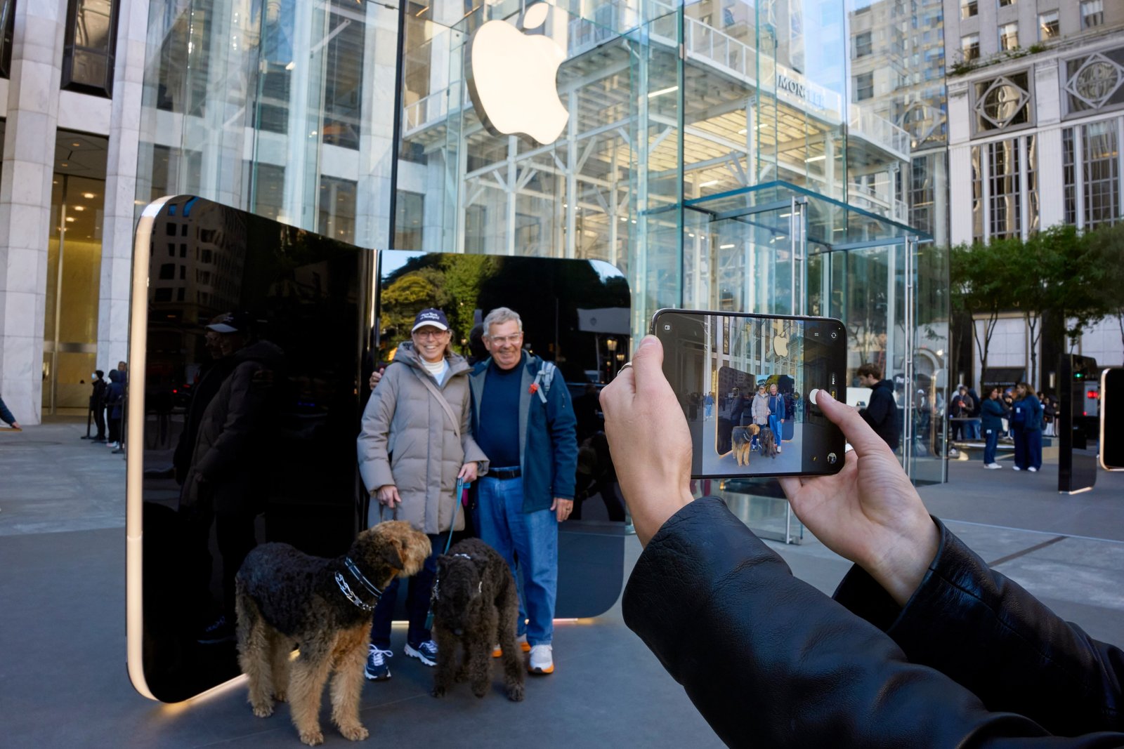 Apple Fifth Avenueの前で犬を連れたお客様をiPhone Duoで撮影しているところ