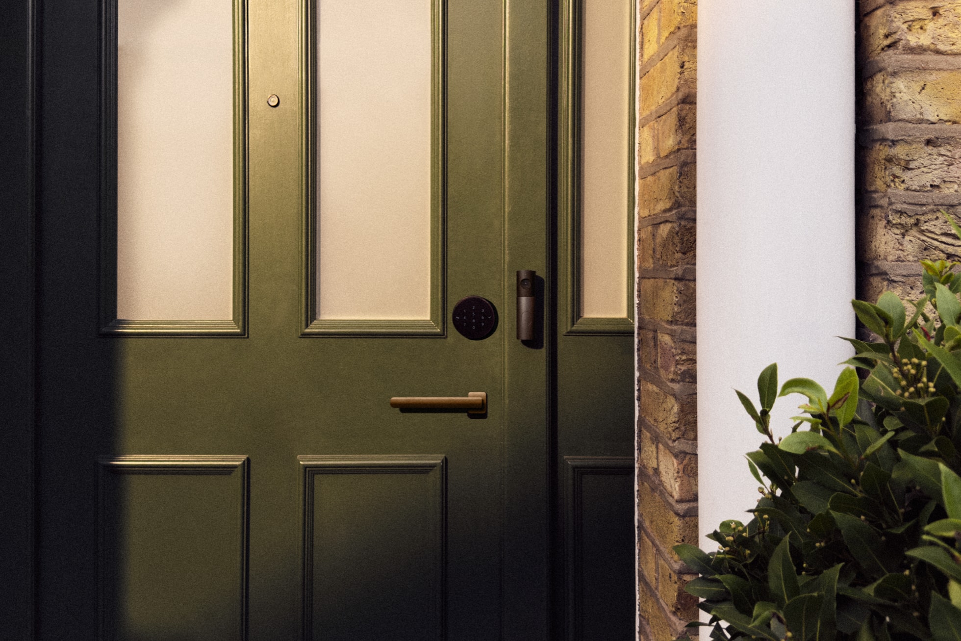 LGのSmart Deadbolt LockとVideo Doorbellを取り付けた、濃いグリーンの玄関ドア