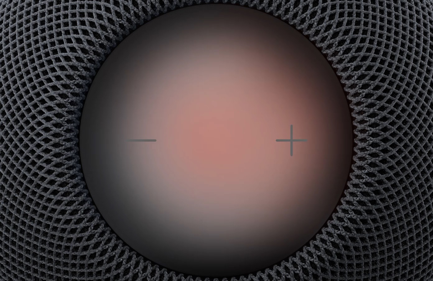 ミッドナイトのHomePod mini 2の上部。音楽に合わせて光るサウンドグローで、天面がピンク色に光っている