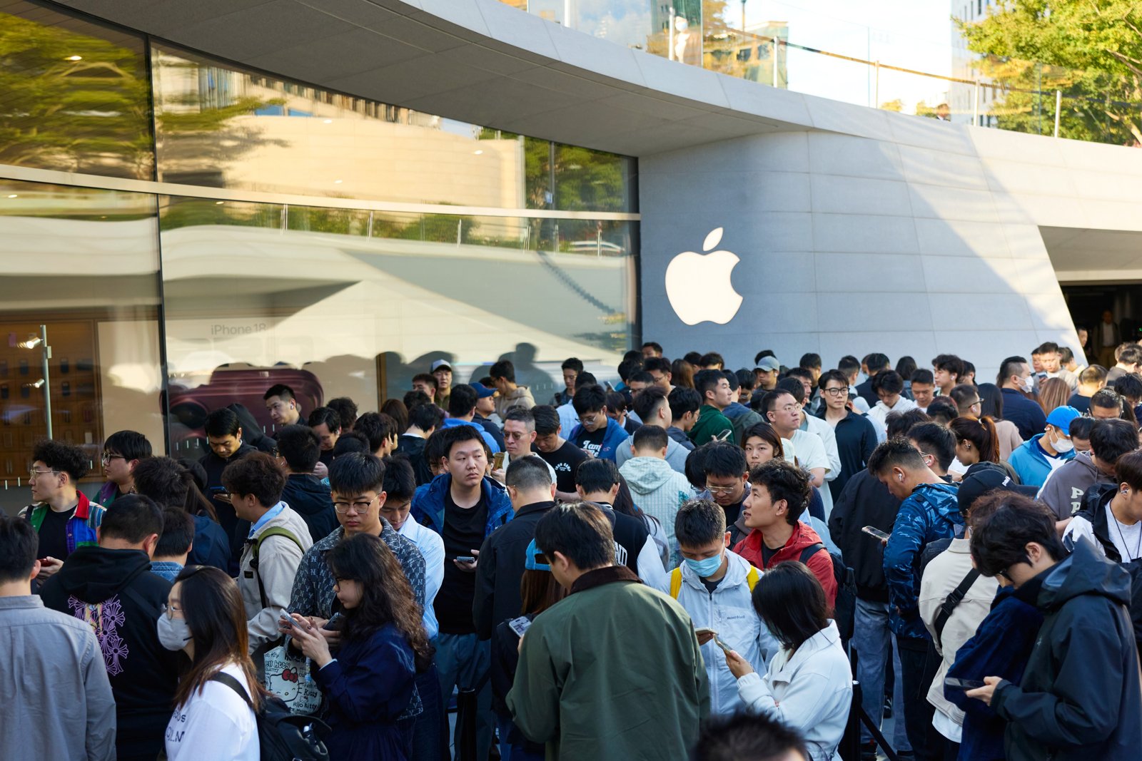 Apple Jing'anの店の前に並ぶお客様