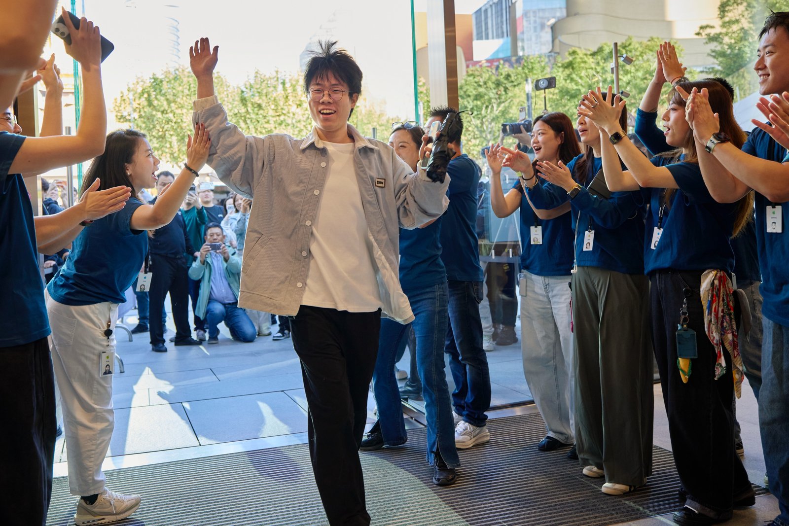 Apple Jing'anでスタッフに迎えられて入店する最初のお客様