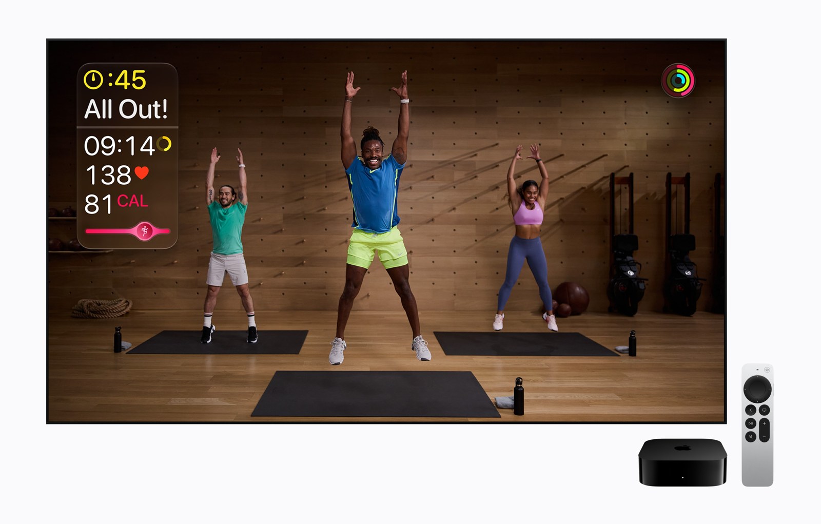 テレビにApple Fitness+のワークアウト映像が表示され、手前にApple TV 4KとSiri Remoteが置かれている