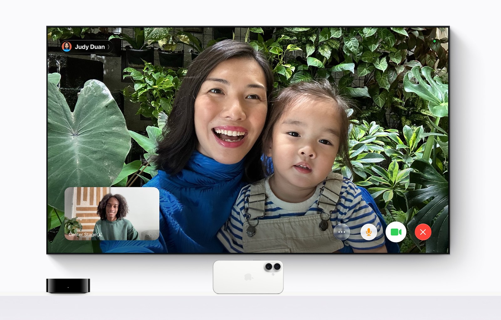テレビの大画面でFaceTime通話をしている画面。テレビの下にiPhoneを置いて連係カメラとして使っている