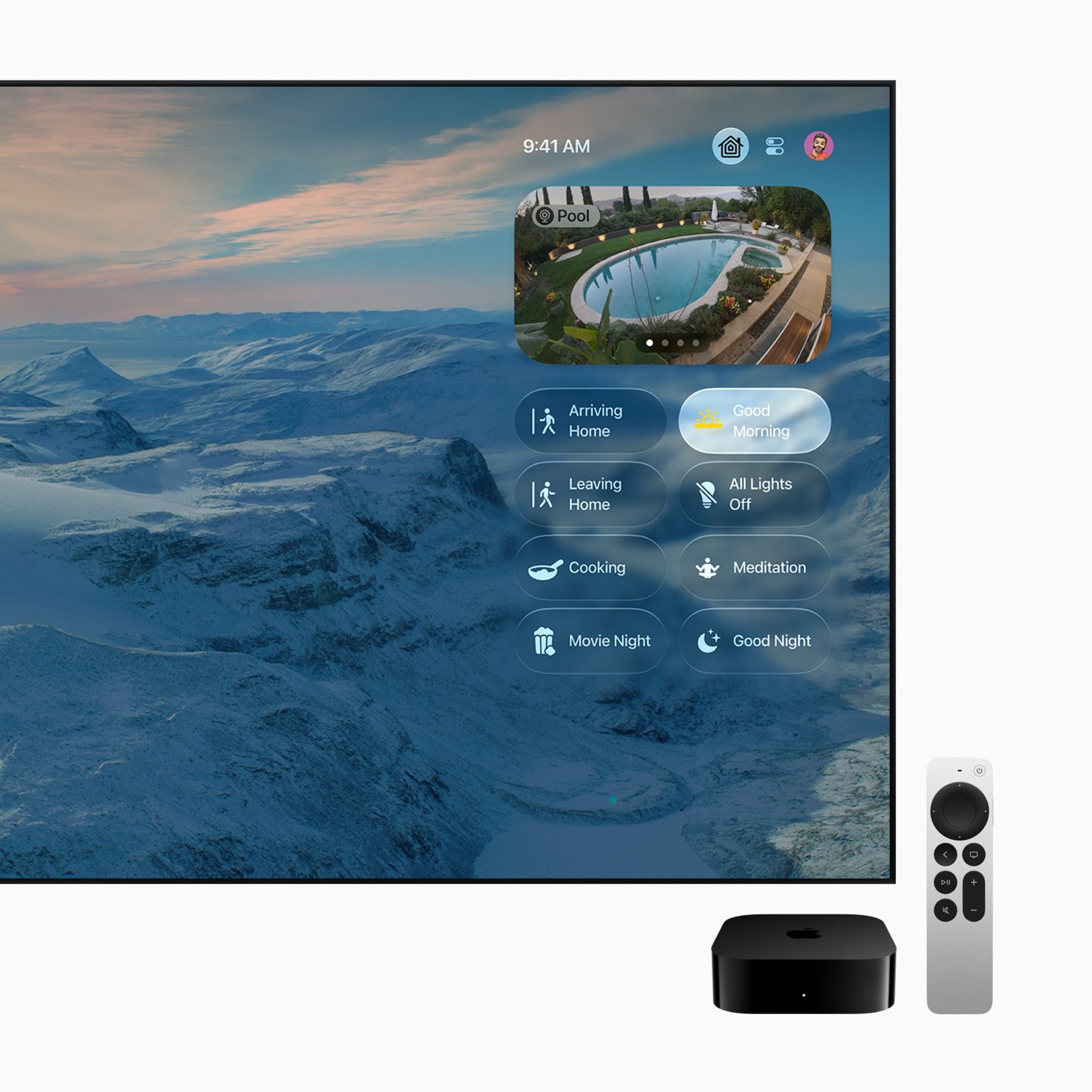 テレビ画面にホームアプリのシーン(帰宅、外出、映画の夜など)が表示され、手前にApple TV 4KとSiri Remoteがある
