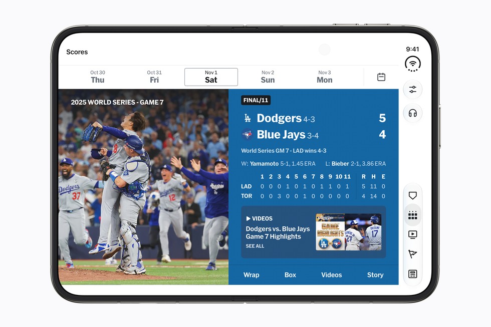 平らに開いたiPhone DuoのMLBアプリで2025年のワールドシリーズの情報を表示しているところ