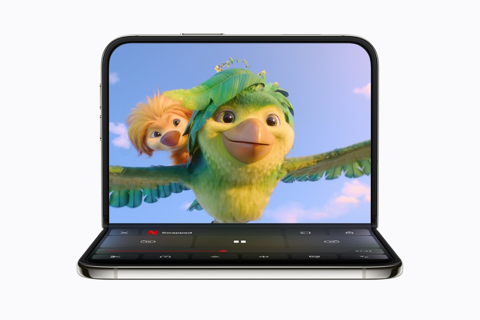 途中まで折って立てたiPhone DuoでNetflixのアニメを再生しているところ