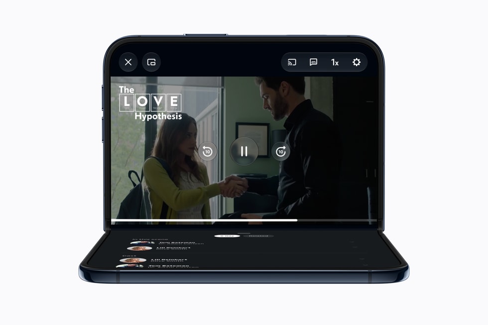 平らに開いたiPhone DuoでPrime Videoの作品を見ているところ