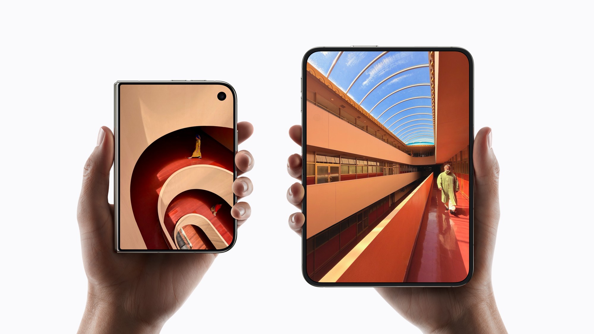 片手で持った閉じた状態のiPhone Duoと、両手で持った開いた状態のiPhone Duo
