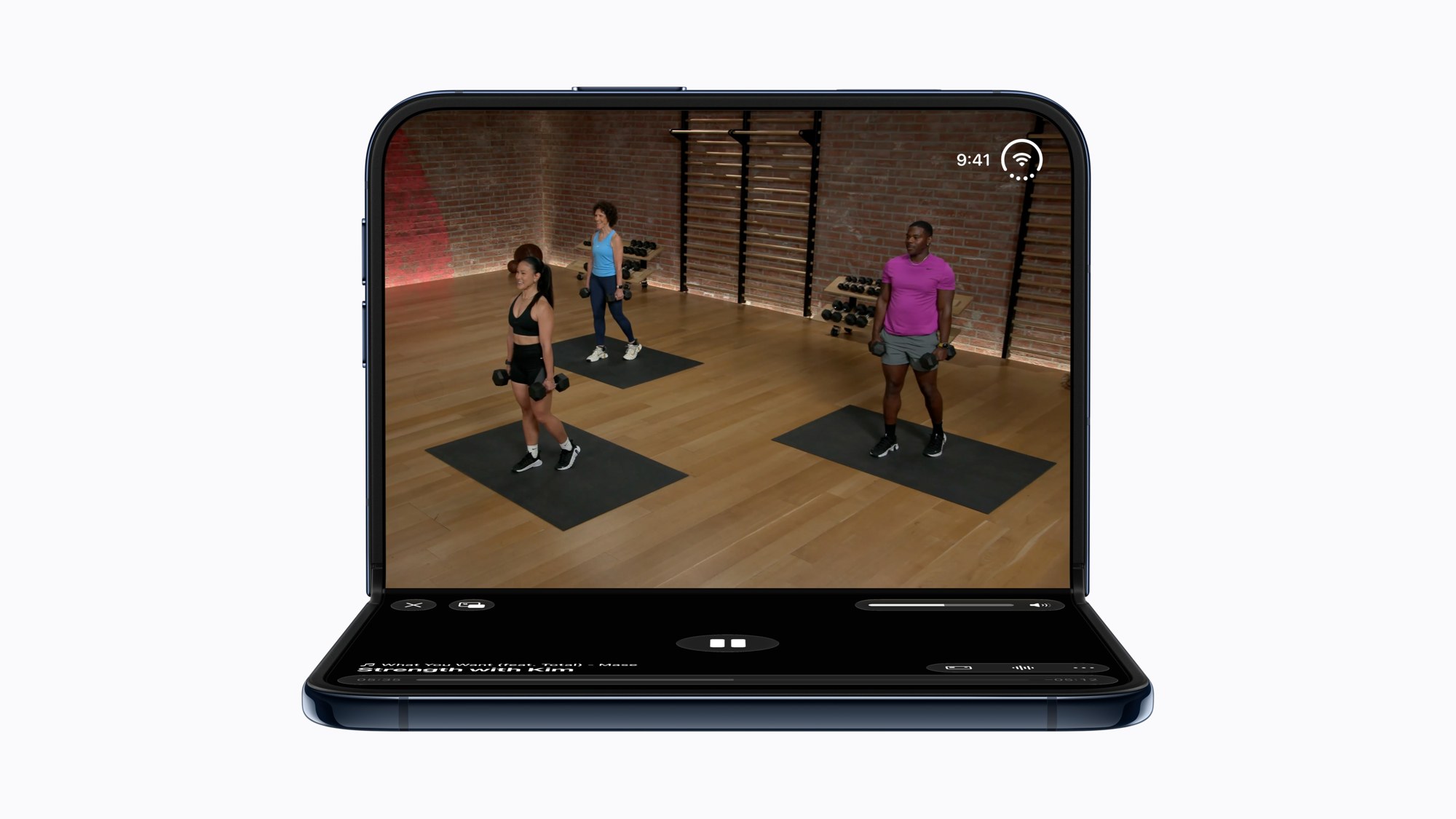 途中まで折りたたんで立てたiPhone Duoの上側の画面に、Apple Fitness+のワークアウト動画を表示しているところ