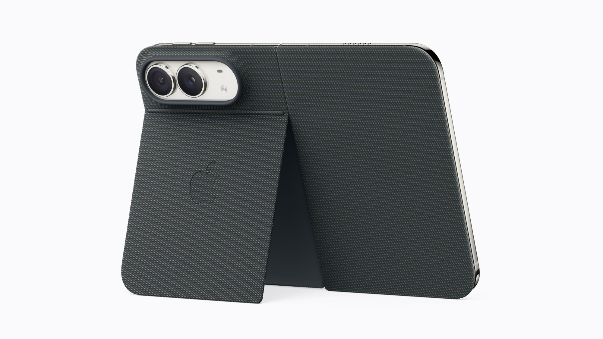 ネイビーブルーのiPhone Duoフォリオ。閉じたiPhone Duoを背面のキックスタンドで立てている