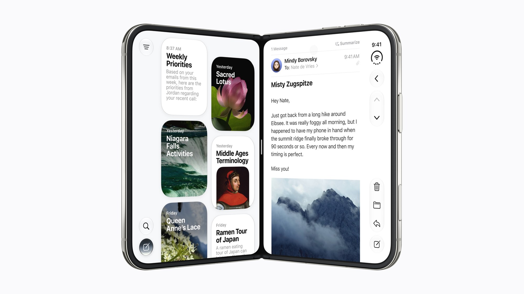 開いたiPhone DuoのSplit Viewで、左にSiri、右にメールを並べて表示しているところ