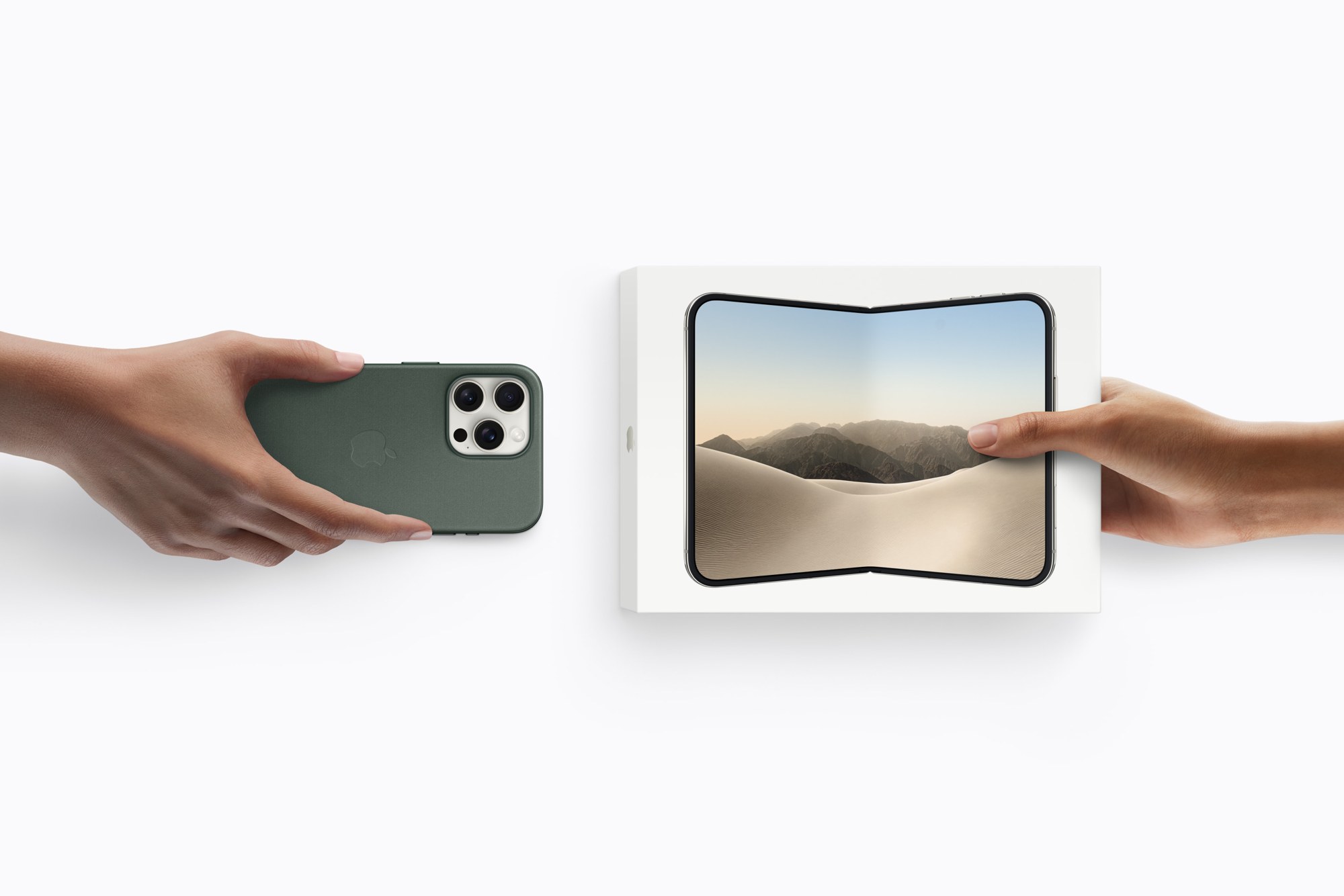緑のiPhoneを差し出す手と、箱から出した開いた状態のiPhone Duo。下取りでの買い替えのイメージ