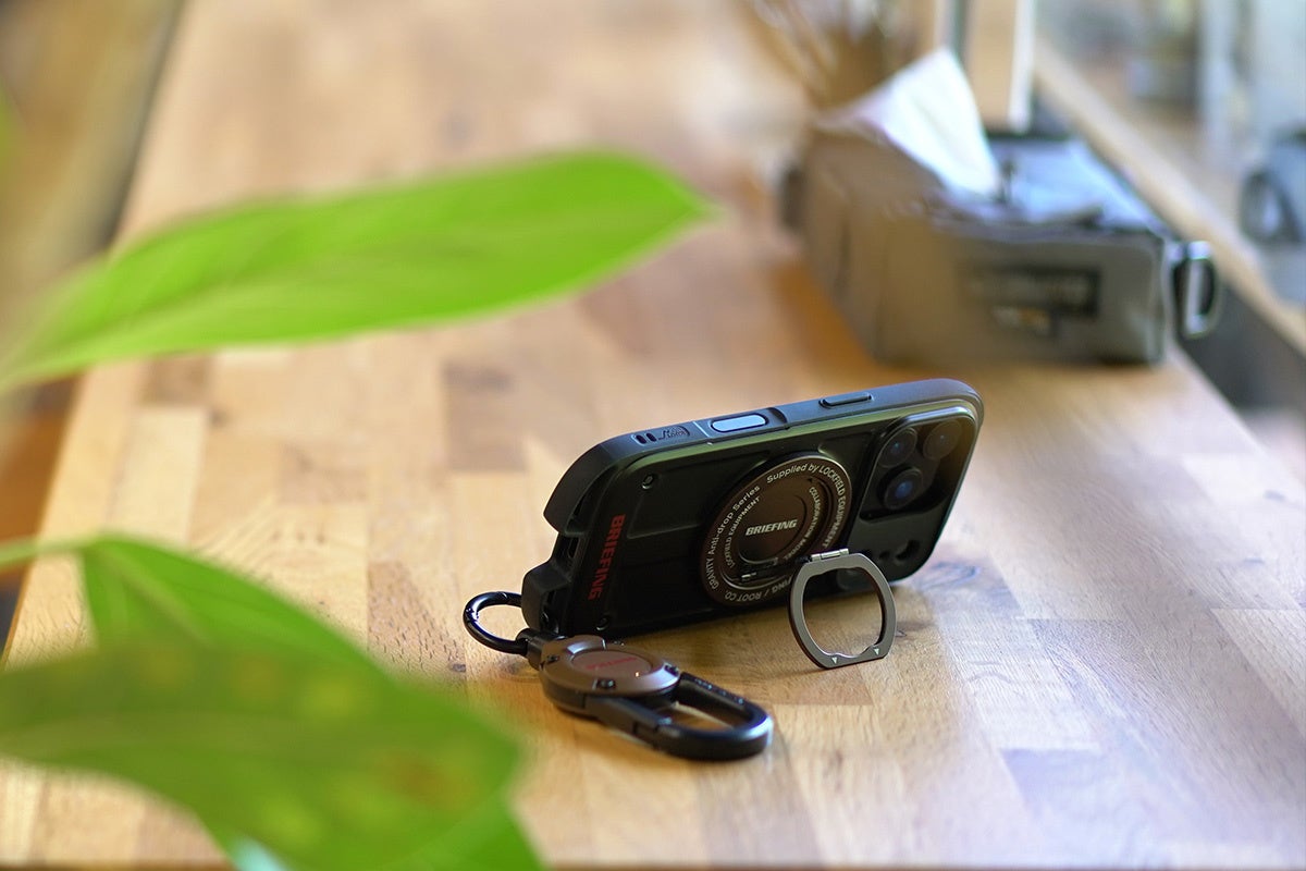 MAGNETRINGをスタンドにして木のカウンターにiPhoneを立てている様子