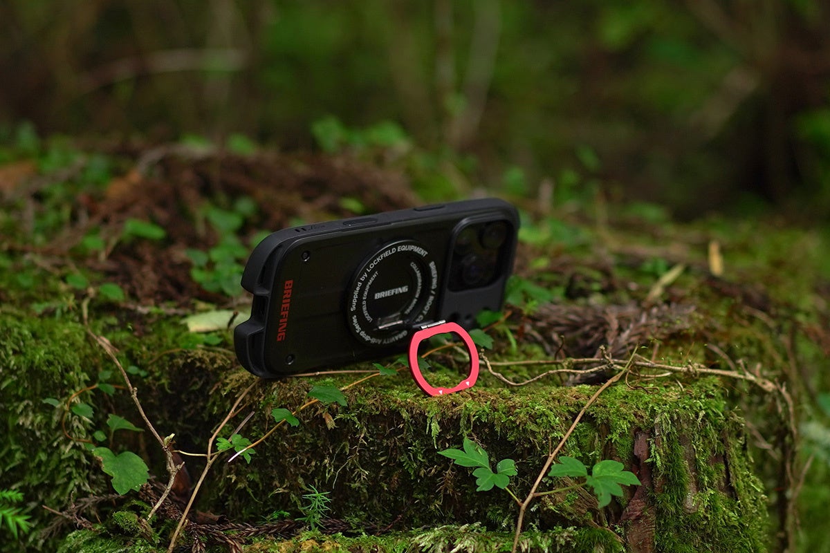 苔むした岩の上に置かれた、BRIEFINGとROOT CO.のコラボiPhoneケース「BR×ROOT CO. for iPhone」