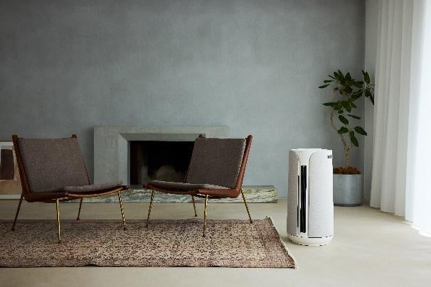 暖炉のあるリビングに置いたタワー型のBlueair ComfortPure 3-in-1 T20i空気清浄機