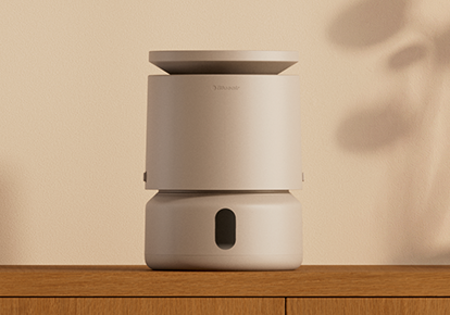 木の棚に置いたベージュの加湿器DreamWell Mini Humidifier H21 Coastal Beige