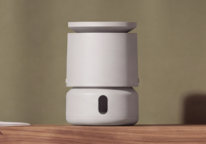 木の棚に置いたグレーの加湿器DreamWell Mini Humidifier H21 Stone Grey
