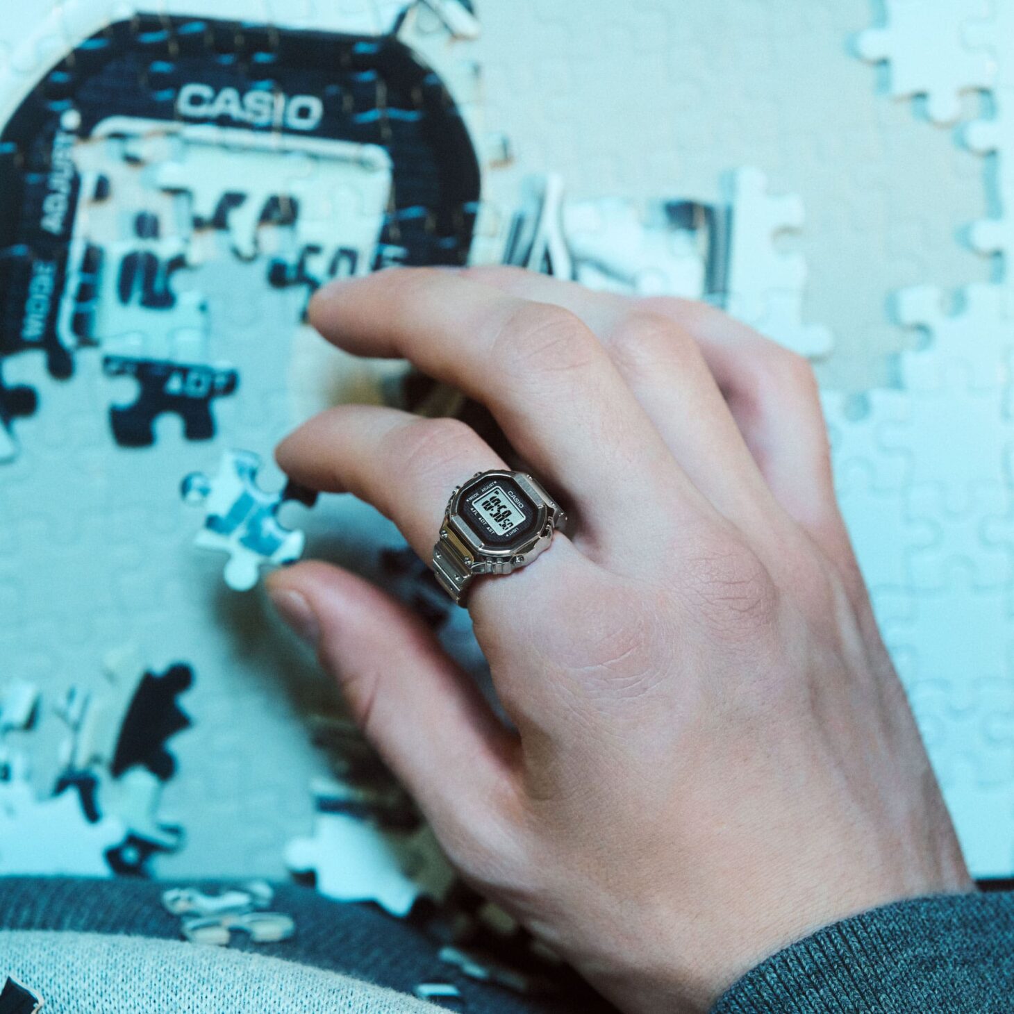 人差し指にはめた初代カシオ リングウォッチ CRW-001-1。シルバーのケースに液晶のデジタル表示(CRW-002ではありません)