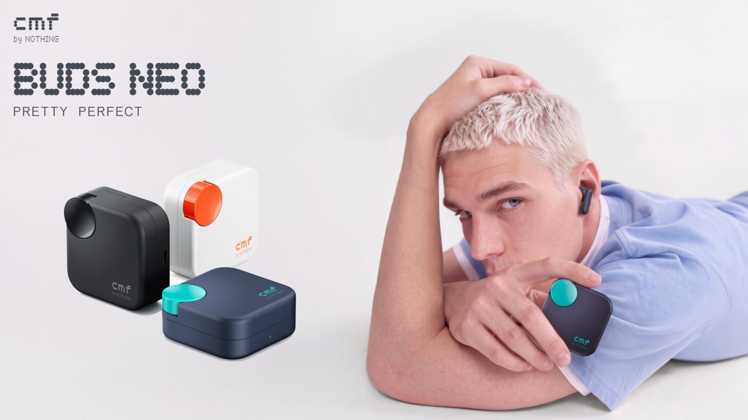 CMF by Nothingのワイヤレスイヤホン「CMF Buds Neo」。ブラック・ホワイト・ダークブルーの四角い充電ケースと、イヤホンを着けた男性