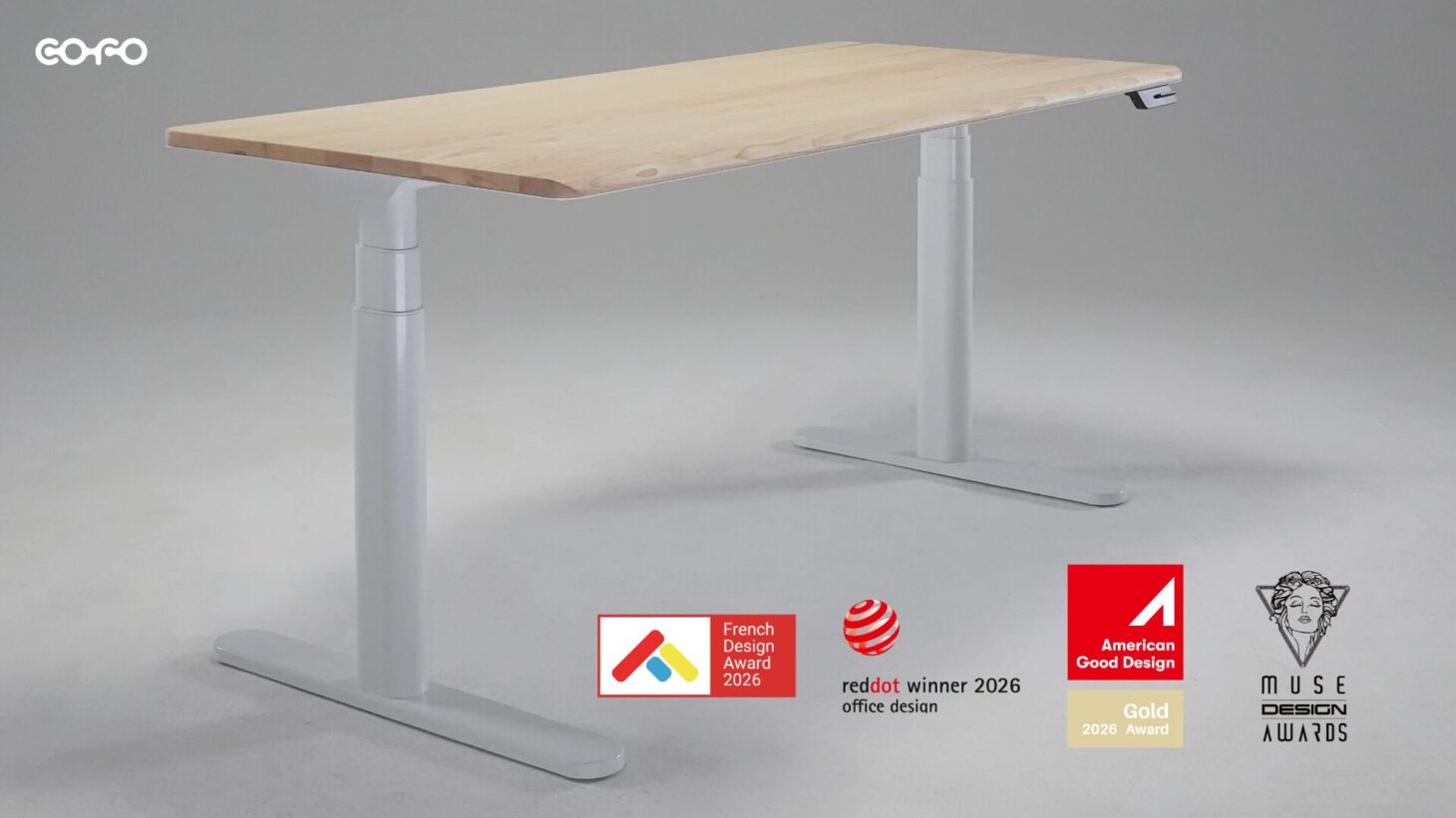 ナチュラルの天板と白い脚のCOFO Desk Studioと、French Design Award、Red Dot、American Good Design Award、MUSE Design Awardsのロゴ