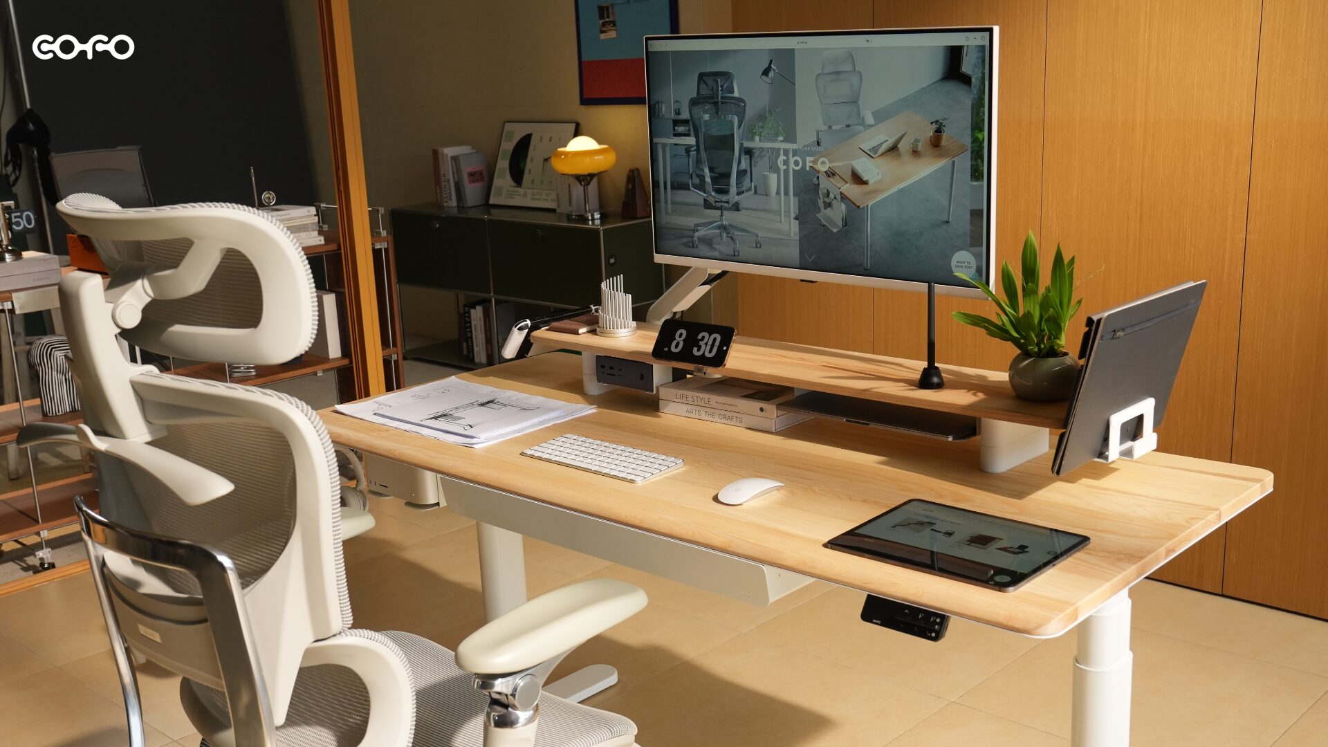 ナチュラルの天板のCOFO Desk Studioにシェルフとモニターを置き、白いチェアを合わせたデスク周りの使用イメージ