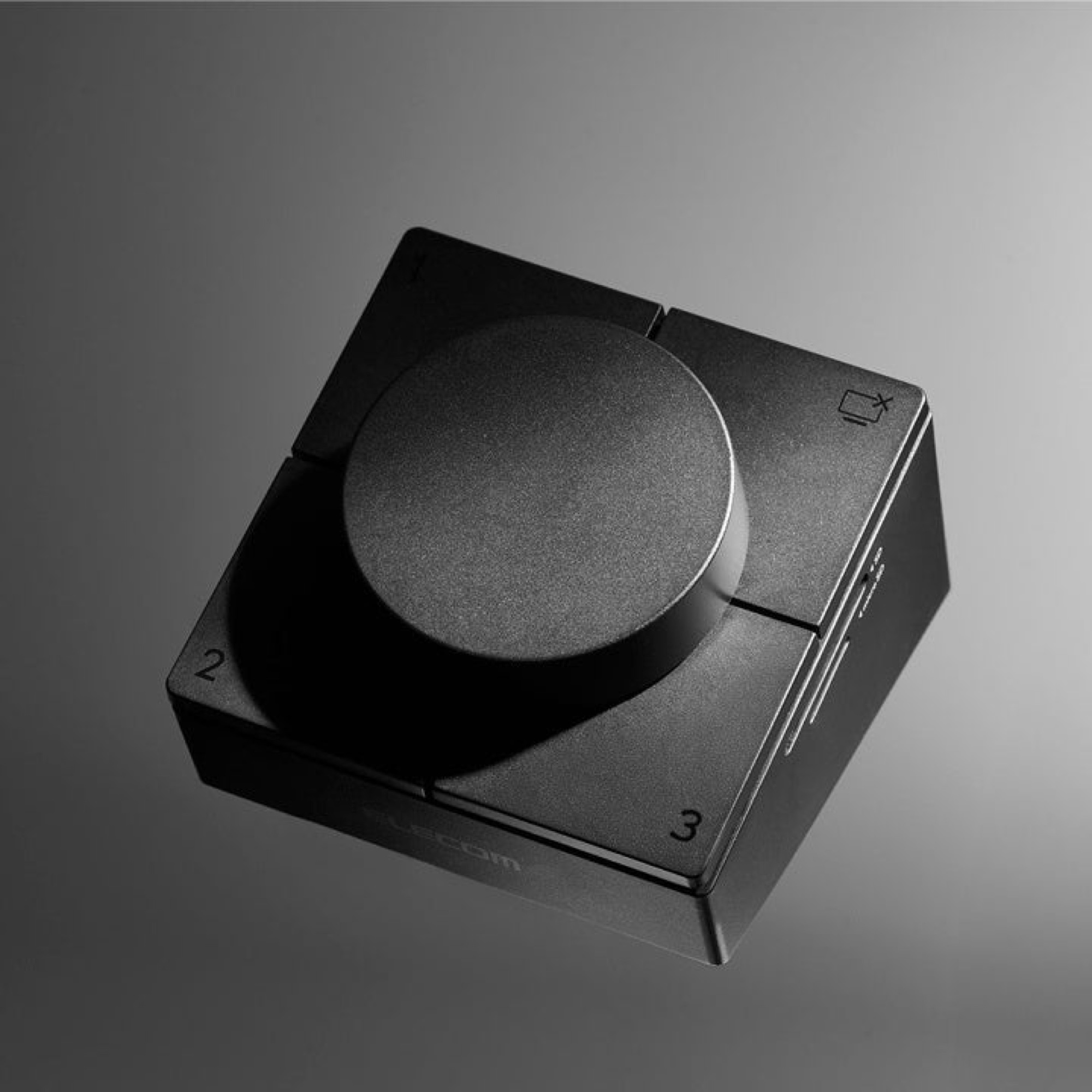 DST-L080BPBKを斜め上から見たところ。上面に大きなダイヤルと4つのキーがある
