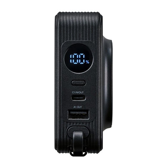 エレコムのEC-C68LBKの側面。バッテリー残量を表示するLEDパネルと、USB Type-CポートとUSB-Aポート
