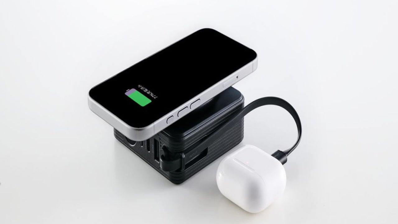 エレコムの4in1モバイルバッテリーEC-C68LBKでスマートフォンをワイヤレス充電し、一体型ケーブルでワイヤレスイヤホンを充電している様子