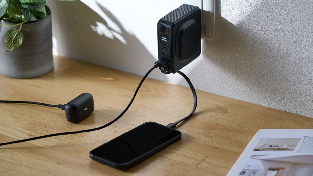 コンセントに挿したエレコムのEC-C68LBKから、スマートフォンとワイヤレスイヤホンをケーブルで充電している様子