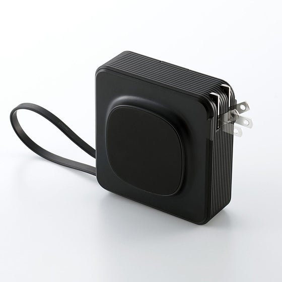 エレコムのEC-C68LBK本体。側面に電源プラグ、ワイヤレス充電面と一体型USB Type-Cケーブルが見える