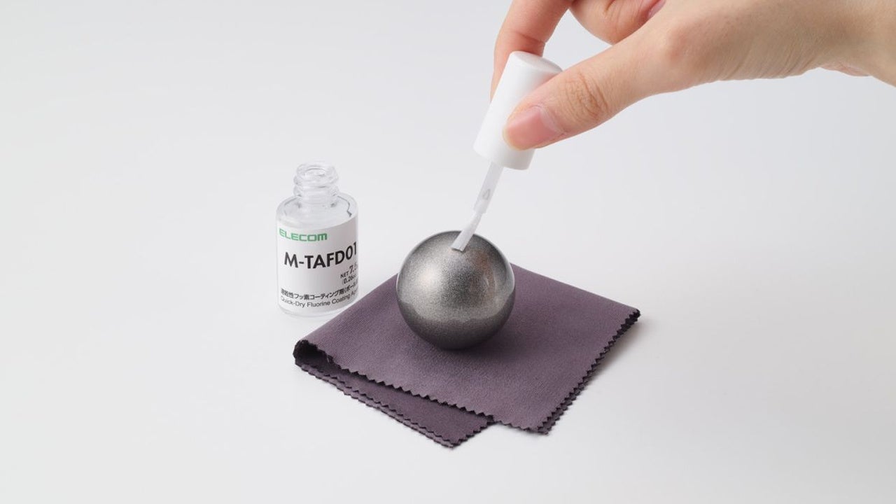 M-TAFD01のフッ素コーティング剤をトラックボールのボールに塗る様子