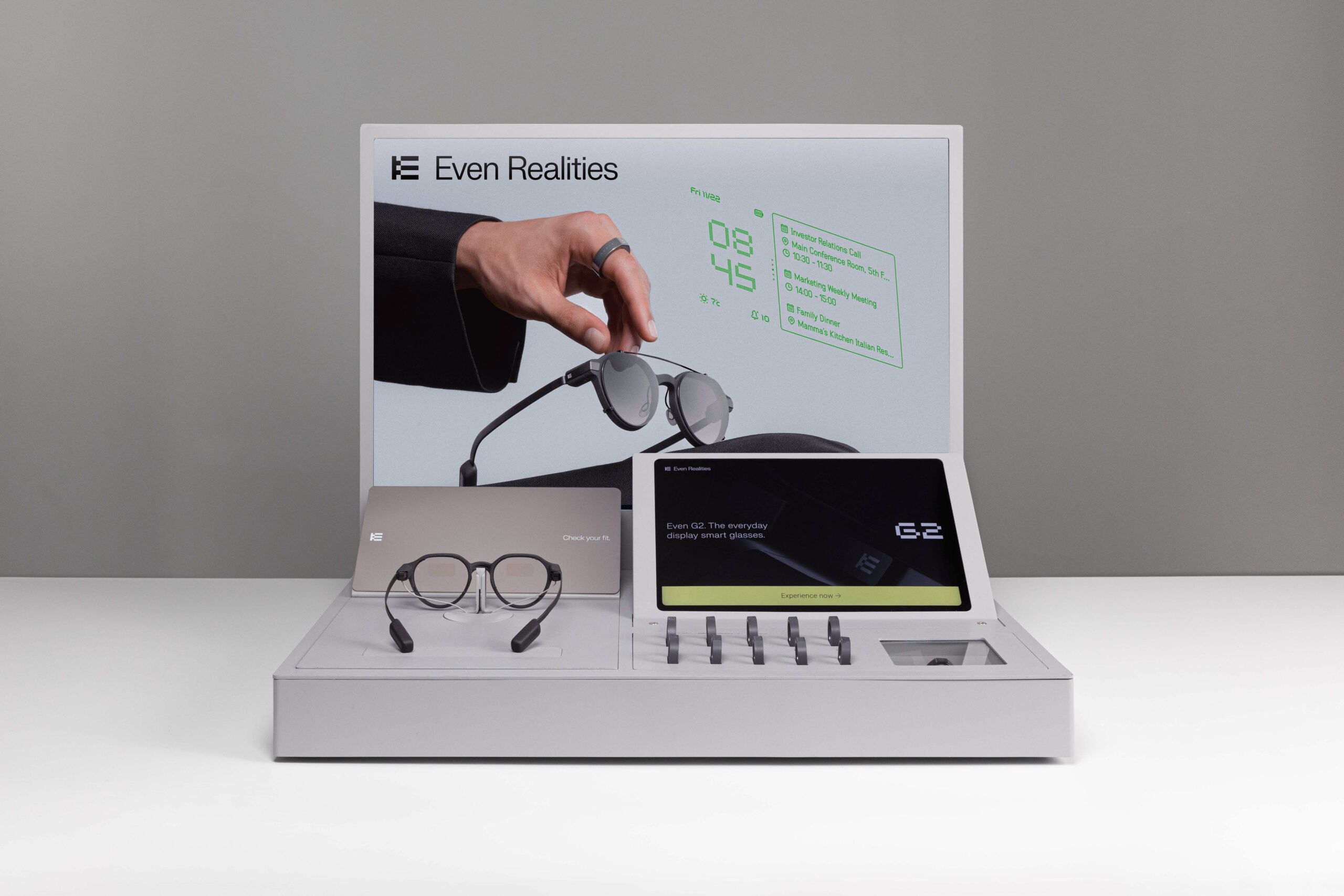 Even Realitiesの展示什器に並ぶスマートグラスEven G2と、視界の表示イメージを映したパネル