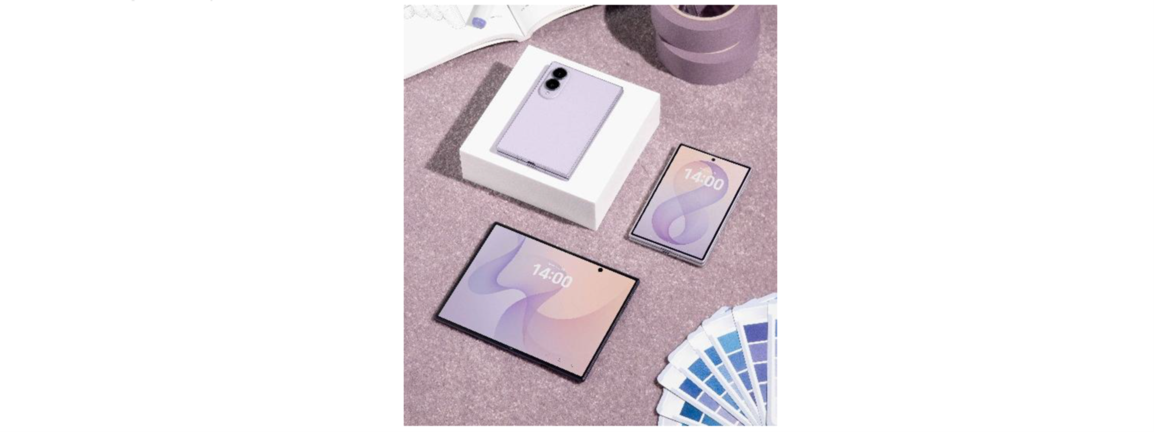 Galaxy Z Fold8を閉じた状態と開いた状態で並べた画像。開くと4:3のメインディスプレイになり、マンガを大きく表示できる