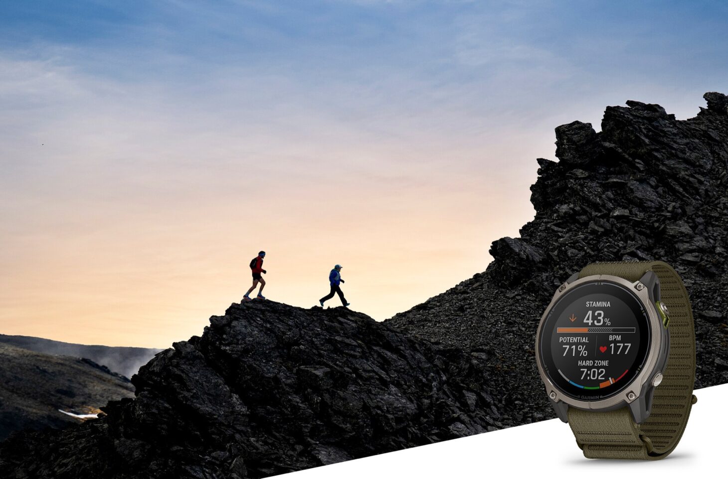 岩山の稜線を走る2人のランナーと、スタミナ43%・心拍177bpmを表示したGarmin Enduro 4(グリーンのファブリックバンド)