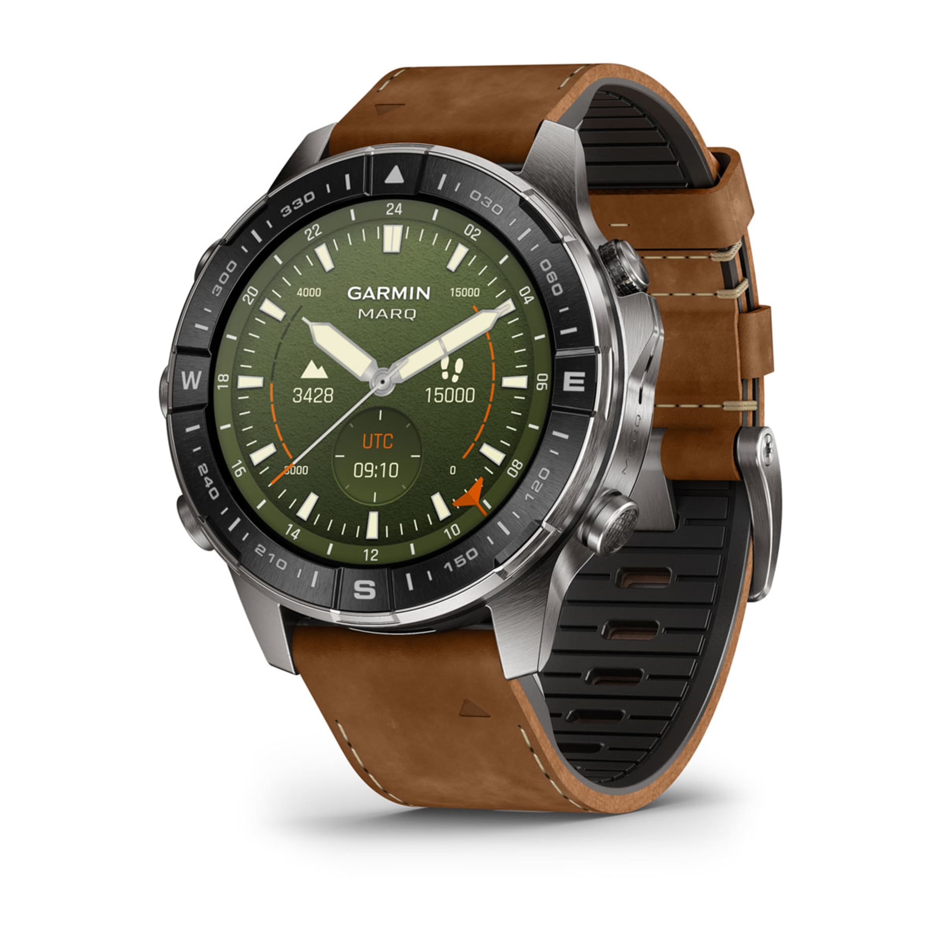 ガーミン MARQ Adventurer(第3世代)。茶色のレザーストラップと、方位の目盛りが入ったセラミックベゼルを組み合わせたモデル