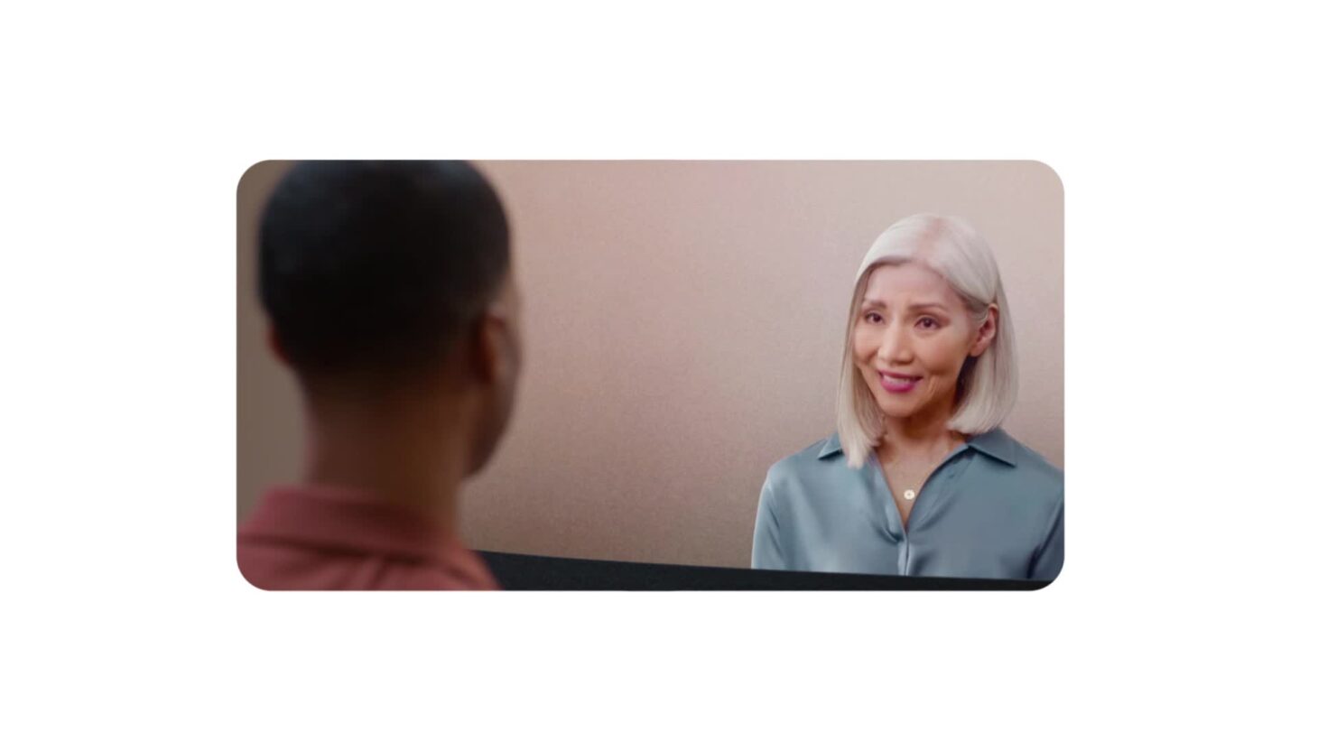 Google Beamの画面越しに、離れた場所にいる相手と向き合って話すイメージ