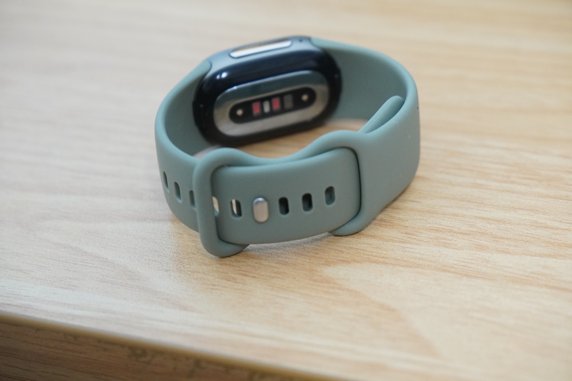 バンドを留めた状態のGoogle Fitbit Edgeを裏側から見たところ。バンドの先が内側に通され、裏面のセンサーが見える